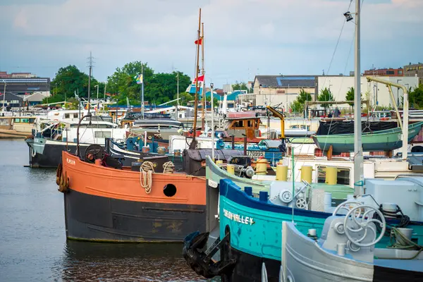 Antwerp, Belçika, 19 Temmuz 2025: Antwerp 'teki Houtdok-Zuidkaai, Eilandje' de demirli konut teknelerine bakın