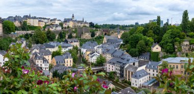 Lüksemburg Şehri, Lüksemburg, 28 Temmuz 2025: Lüksemburg Şehri ve Alzette Nehri 'nin yüksek açılı panorama manzarası