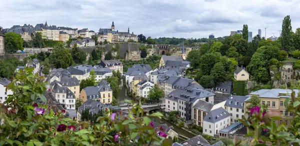Lüksemburg Şehri, Lüksemburg, 28 Temmuz 2025: Lüksemburg Şehri ve Alzette Nehri 'nin yüksek açılı panorama manzarası
