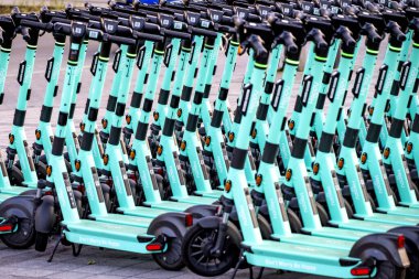 Sint-Niklaas, Belçika, 5 Ağustos 2025: Limansız scooterları paylaşan Zıpzıp hakkında görüş