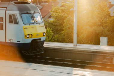 Sint-Niklaas, Belçika, 5 Ağustos 2025: NMBS SNCB tren istasyonuna varış