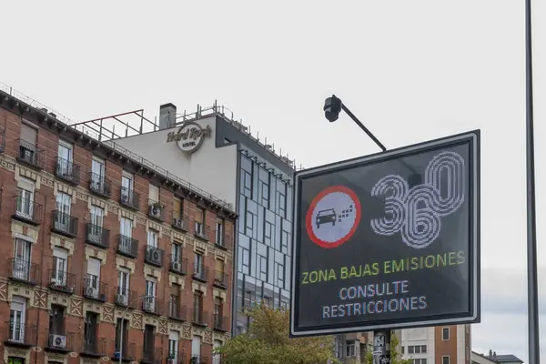 Madrid, İspanya, 27 Eylül 2025: İspanya 'nın Madrid kentinde Düşük Emisyon Bölgesi veya Zona de Bajas Emisiones (ZBE) olduğunu gösteren Dijital Değişken Mesaj İşareti (VMS)