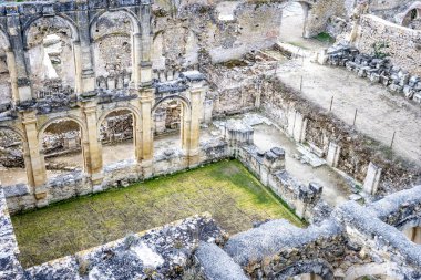 Rioseco, İspanya, 24 Eylül 2025: Santa Mara de Rioseco 'daki Rioseco Manastırı harabelerine bakın. İspanya 'nın Burgos eyaletindeki Valle de Manzanedo' da eski bir manastır.