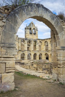 Rioseco, İspanya, 24 Eylül 2025: Santa Mara de Rioseco 'daki Rioseco Manastırı harabelerine bakın. İspanya 'nın Burgos eyaletindeki Valle de Manzanedo' da eski bir manastır.