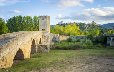 Frias, İspanya, 24 Eylül 2025 Puente Ortaçağ De Frias 'a bakın. Kasabanın yakınındaki ortaçağ köprüsü, Ebro Nehri 'ni geçiyor. 14. yüzyıldan kalma bir savunma kulesi olan 12. yüzyıldan kalma bir köprü..