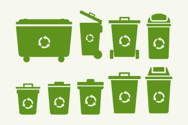 Görüntü, geri dönüşüm sembolüyle birlikte farklı yeşil geri dönüşüm kutularından oluşuyor, çevresel koruma ve sürdürülebilir uygulamaları destekliyor.