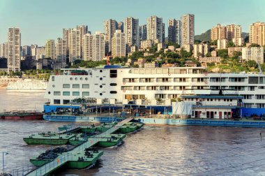 Yangtze Nehri, Chongqing, Çin 'de bir yolcu gemisi terminali..