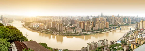 长江与重庆城市景观鸟瞰图 — 图库照片
