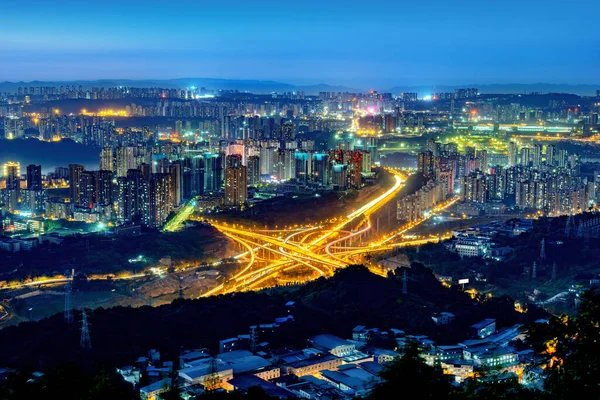中国重庆市夜景最复杂的高架桥 — 图库照片