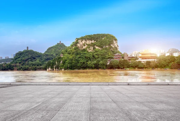六江の両側の風景は 広西チワン族自治 中国の都市景観 — ストック写真
