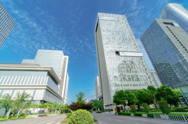 Büyük bir şehirde modern ofis binası.