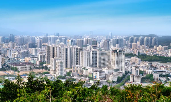 中国の海南島の三亜の沿岸都市の空中ビュー — ストック写真