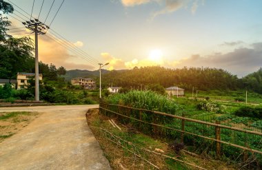 Dağların derinliklerindeki köy, Baizhang Dağı, Yichun, Çin.