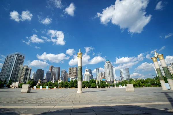 광장은 구이저우성의 구양에 기념비적 건물이다 — 스톡 사진