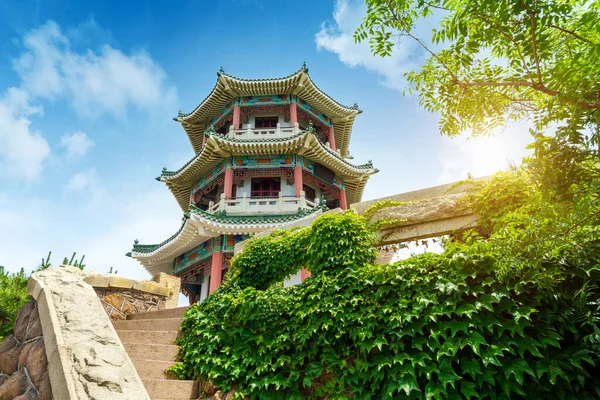 Edifício Estilo Chinês Localizado Uma Colina Pavilhão Qingdao China — Fotografia de Stock