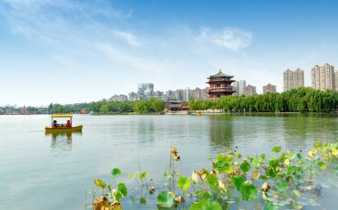Göl kenarındaki antik binalar: Pagoda, Xi 'an, Çin.