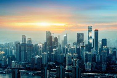 Chongqing şehir silueti, modern köprüler ve gökdelenler.