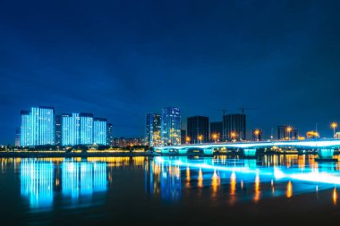 Modern şehir silueti, Fuzhou, Çin geceleri.