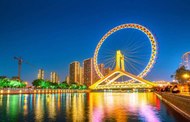 Gece sahne cityscape Tianjin dönme dolap, twilight saat Tianjin gözünde. Tianjin şehrinde en Modern ve en popüler Simgesel Yapı.