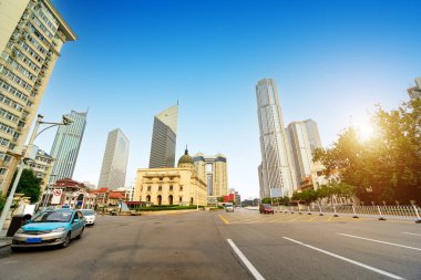 Sokaktaki Çin ve Batı mimarisi, Tianjin, Çin.