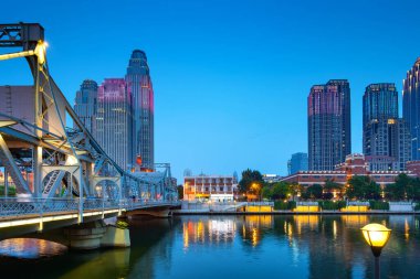 Haihe nehri ile ışıklı şehir rıhtım şehir silueti, Tianjin, Çin.