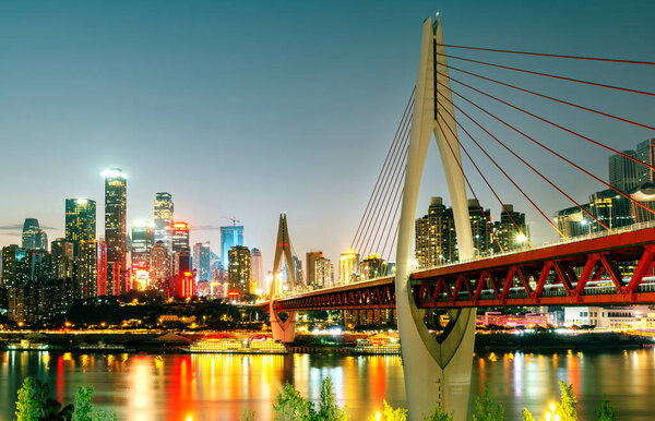 Городские пейзажи Чунцина, современные мосты и небоскребы.