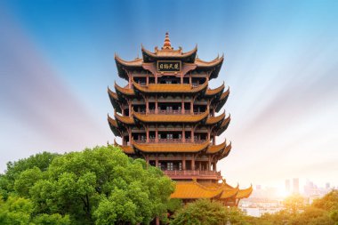 Çin 'in Wuhan şehrinde mavi gökyüzüne karşı sarı vinç kulesi, 