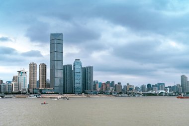 Yangtze Nehri ve gökdelenler, Wuhan, Çin.