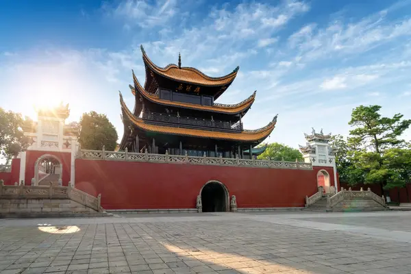 Yueyang의 Yueyang Yueyang 중국의 3개의 중요한 구조물 고명한 경치가 아름다운 로열티 프리 스톡 사진