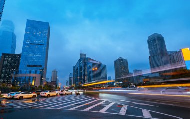 İş bölgesinde gökdelenler, şehir gece manzarası, Changsha, Çin.