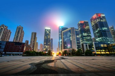 İş bölgesinde gökdelenler, şehir gece manzarası, Changsha, Çin.