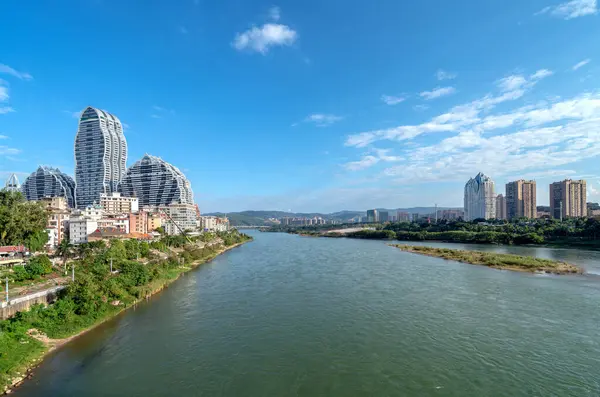 Rio Lancang Edifícios Ambos Lados Paisagem Urbana Xishuangbanna Yunnan China — Fotografia de Stock