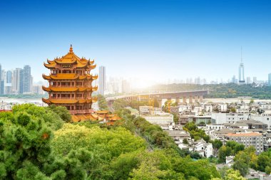 Çin 'in Wuhan şehrinde mavi gökyüzüne karşı sarı vinç kulesi, 