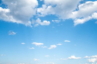 Beyaz bulutlu mavi gökyüzü arkaplanı