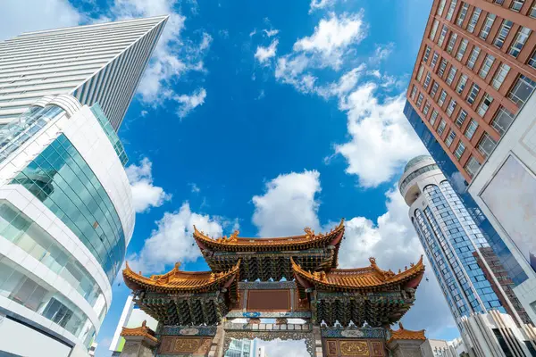 拱门是建筑的一种传统作品和中国云南昆明市 — 图库照片