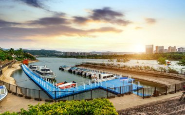 Lancang River, Xishuangbanna, Yunnan, Çin 'deki eğlence teknesi iskelesi..