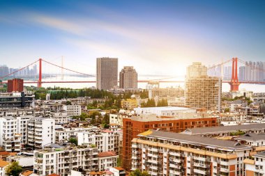 Yangtze Nehri Köprüsü ve nehir kenarındaki gökdelenler, Wuhan, Çin