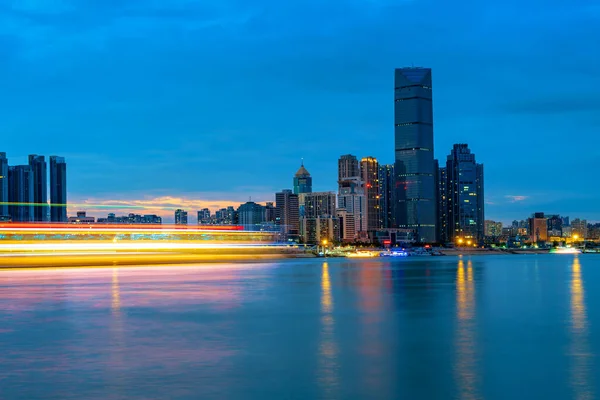 Felhőkarcolók Jangce Folyónál Éjszakai Kilátás Wuhanra Kínára Stock Kép