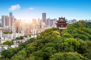 Yılan Dağı, Wuhan, Çin 'deki Sarı Turna Kulesi Parkı' na bakıyor..