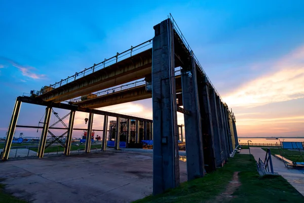 ドックの鋼鉄構造と橋のクレーンは 中国のYueyangの東向湖によって位置しています ロイヤリティフリーのストック画像