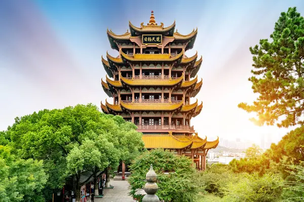Gele Kraantoren Tegen Blauwe Lucht Wuhan China Vier Chinese Karakters Rechtenvrije Stockafbeeldingen