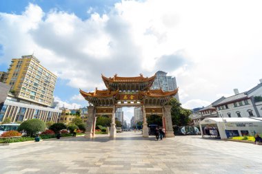 KUNMING, CHINA OCT 17, 2023: Jinbi Meydanı manzarası, Altın At ve Yeşim Horoz kemer yolu.