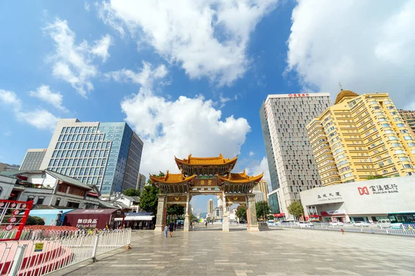 Kunming China Lgo 2023 Zicht Jinbi Square Golden Horse Jade Rechtenvrije Stockfoto's