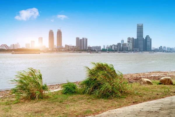 Río Yangtze Rascacielos Wuhan China Imágenes de stock libres de derechos