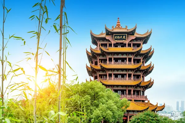 中国武漢の青空に対する黄色いクレーンタワー 中国の4つの中国語の文字は あなたが湖北で見ることができる限り ロイヤリティフリーのストック写真