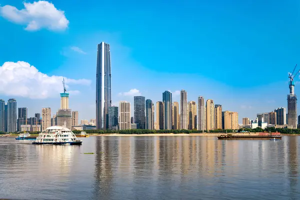 Yangtze Folyó Felhőkarcolók Wuhan Kína Jogdíjmentes Stock Fotók
