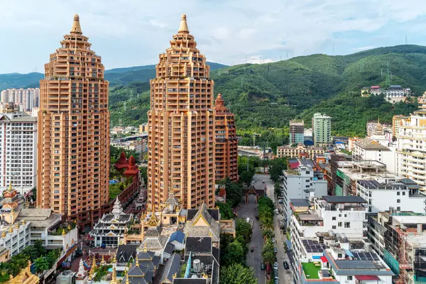 中国雲南省西南バナナにある東南アジアスタイルの建築 ロイヤリティフリーのストック写真