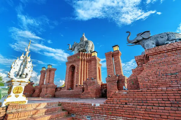 中国雲南省西双版納の有名なシュウェダゴン塔 ロイヤリティフリーのストック写真