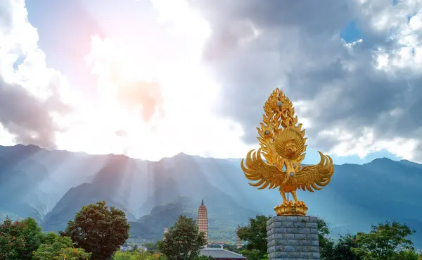 Altın Yaldızlı Dapeng Çin Yunnan Eyaleti Dali Şehrindeki Chongsheng Tapınağı Stok Resim