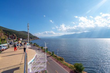 DALI, Çin - 20 Ekim 2023: Erhai Gölü, Yunnan Eyaleti 'nin Dali Bai Özerk Bölgesi' nde yer almaktadır..